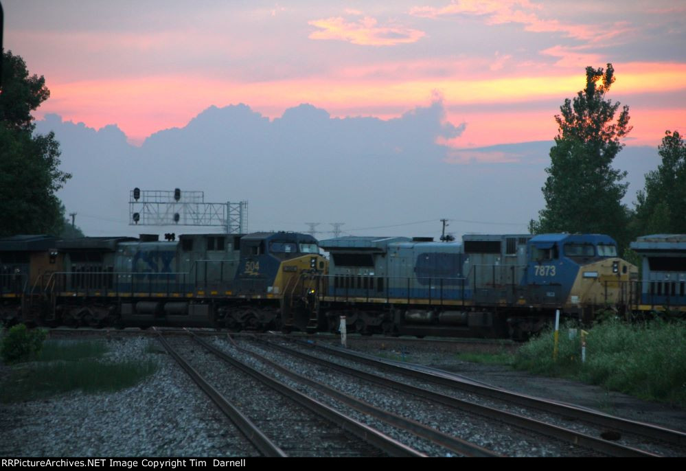 CSX 504, GECX 7873 on M561